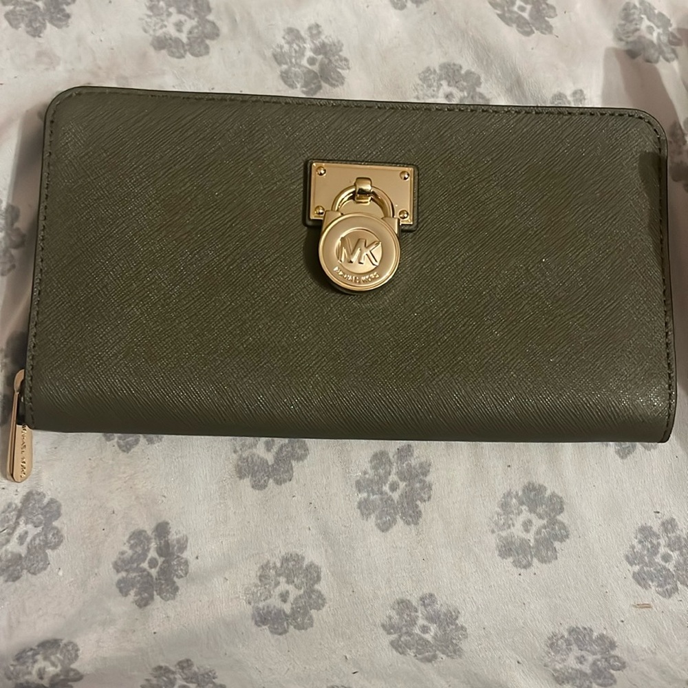 Authentic and discontinue excellent condition Michael Kors, Hamilton wallet
